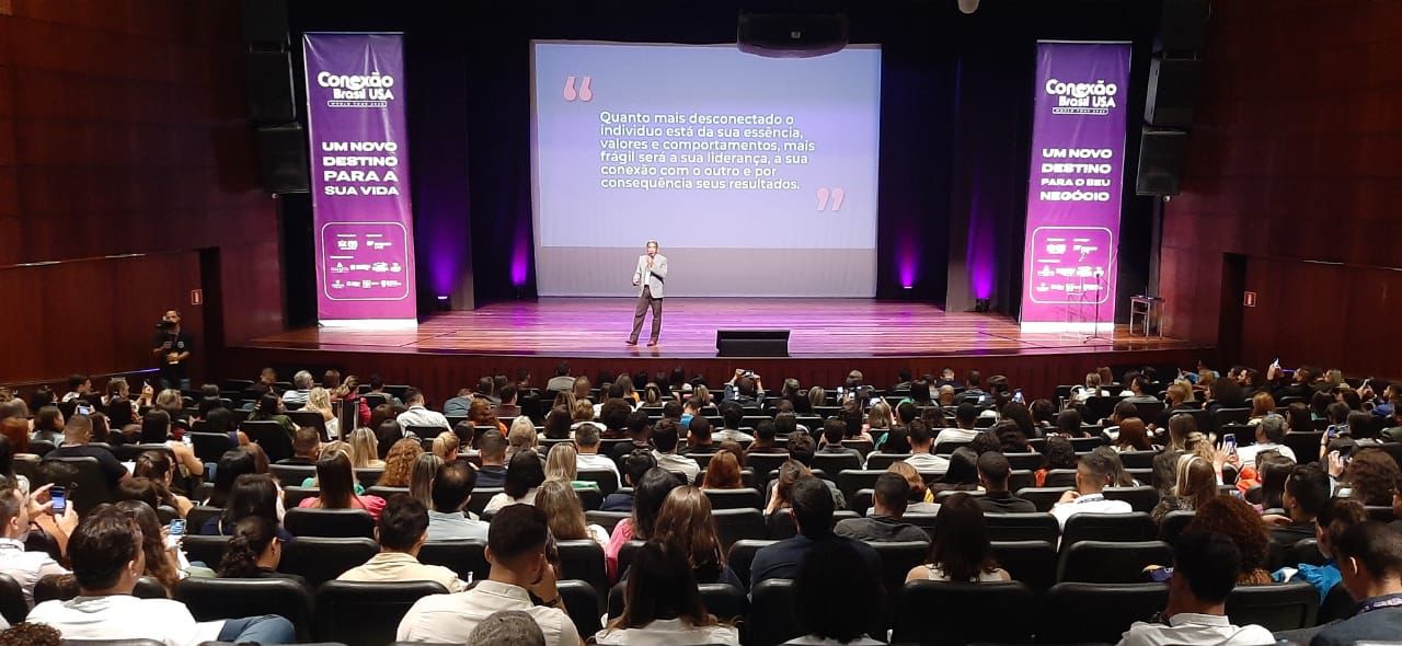 Palestra sobre liderança diante de um auditório