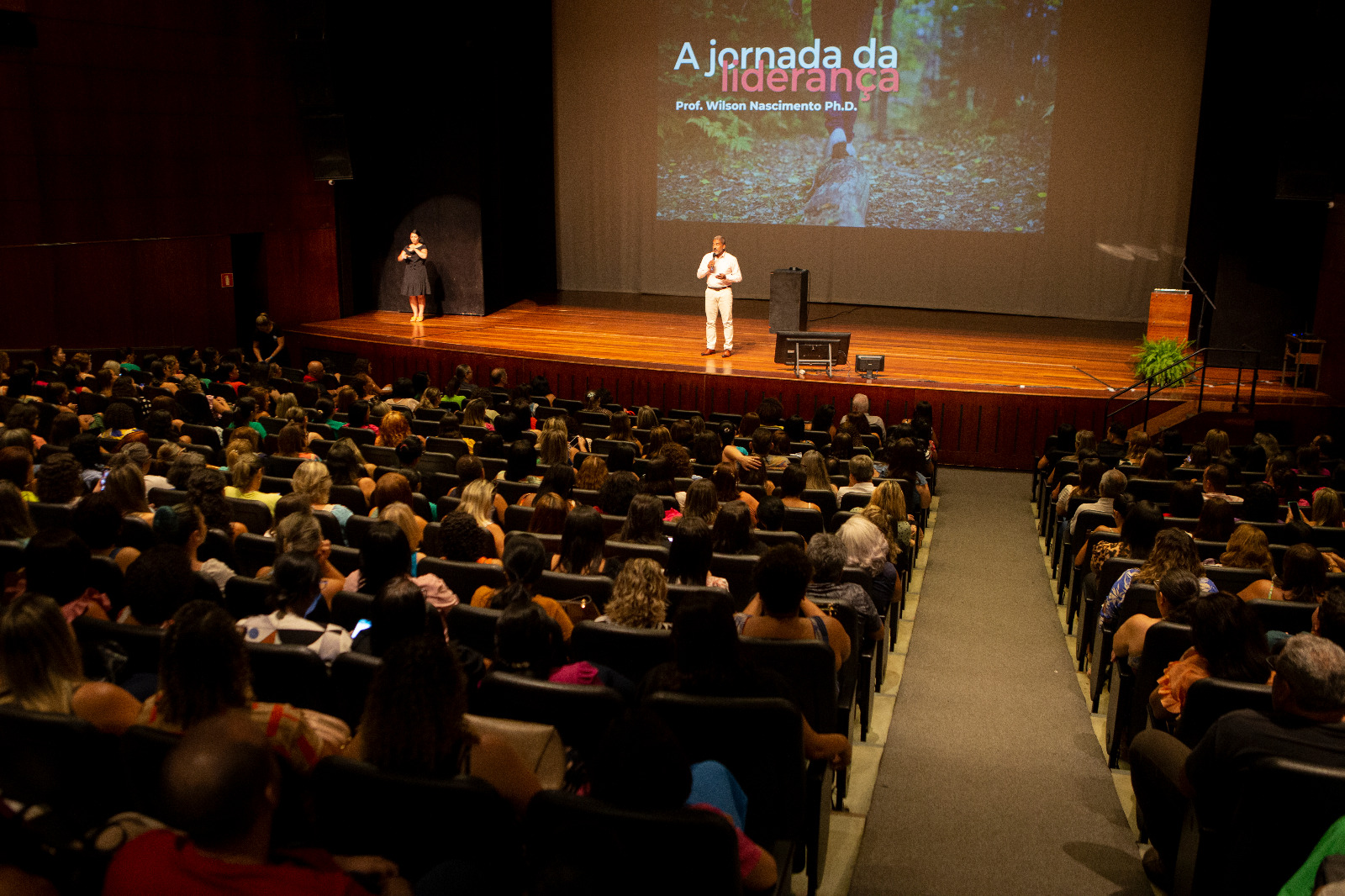 Encontro sobre a jornada da liderança com ampla participação do público